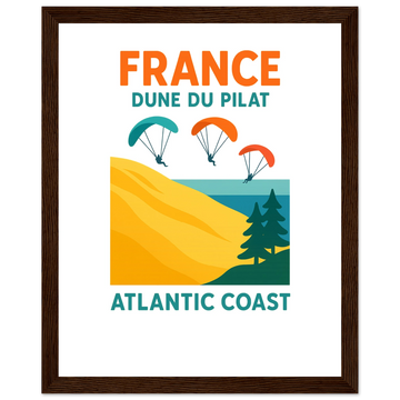 Ein gerahmtes Poster mit einem Vintage-Reiseplakat-Stil. Der Titel lautet „FRANCE DUNE DU PILAT“ in kräftigen orangefarbenen und türkisfarbenen Buchstaben. Das Hauptmotiv zeigt eine stilisierte Darstellung der Dune du Pilat mit großen, gelben Sanddünen, die zu einem türkisfarbenen Meer abfallen. Im Vordergrund sind drei farbige Gleitschirme (türkis, orange, rot) mit darunter hängenden Silhouetten von Menschen zu sehen. Am rechten unteren Bildrand befinden sich zwei stilisierte grüne Kiefern. Atlantic Coast.