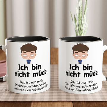 Weiße Kaffeetasse mit Cartoon-Figur eines müden Jungen und dem Spruch „ich bin nicht müde….denke an Feierabend“.