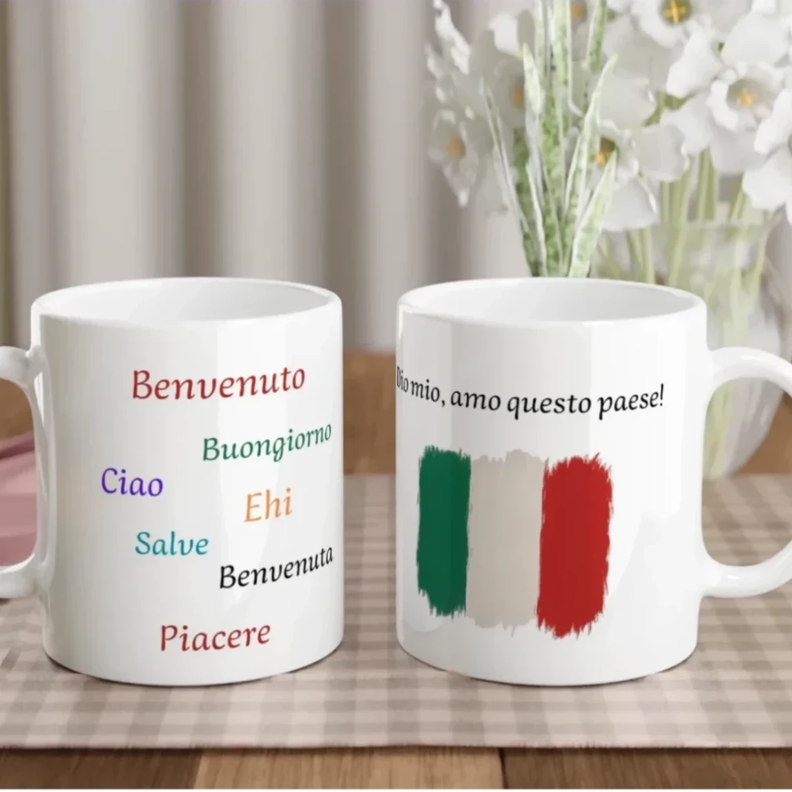 Weiße Keramiktasse mit italienischer Flagge und dem Schriftzug „Dio mio, amo questo paese!“ sowie typischen italienischen Begrüßungen wie Ciao, Buongiorno, Salve und Benvenuto – Teil der Länder-Tassen-Kollektion.