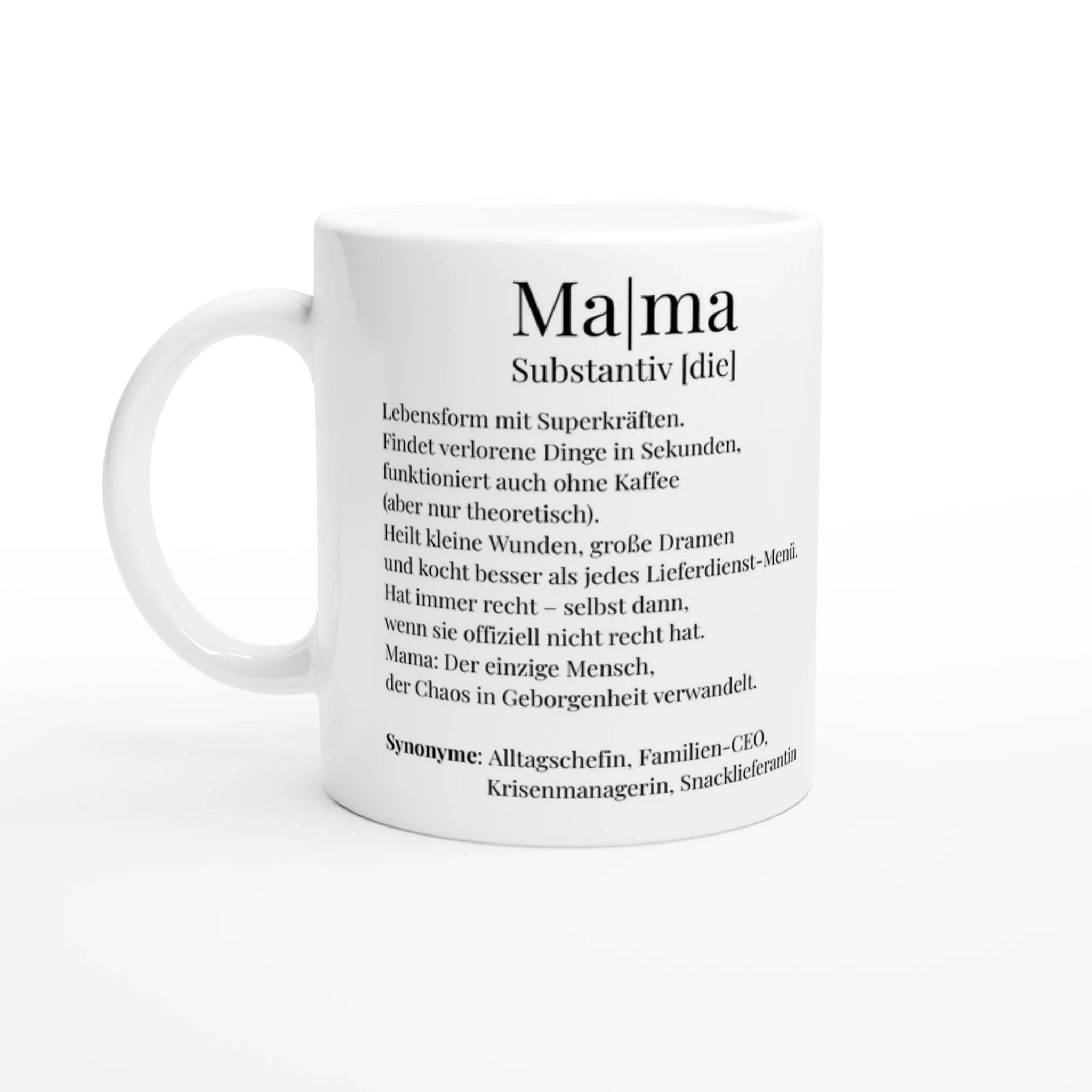 Lexikonbeschreibung in schwarzen Druckbuchstaben von Mama in humorvoller Art und Weise als Liebesbeweis auf weißer Tasse.