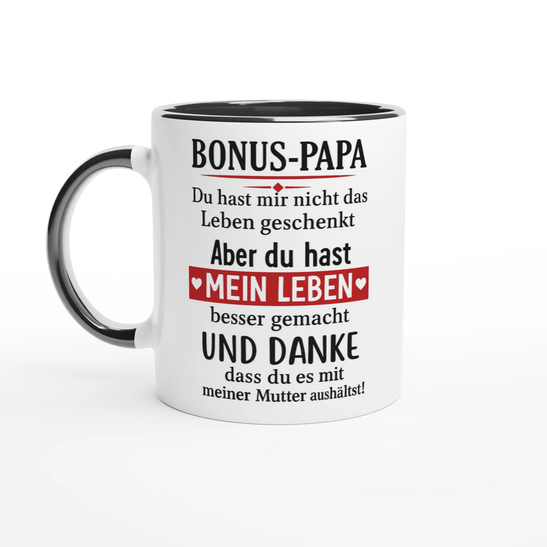 Weiße Keramiktasse mit dem herzlichen Spruch für den Bonus-Papa: Du hast mir nicht das Leben geschenkt, aber du hast MEIN LEBEN besser gemacht UND DANKE, dass du es mit meiner Mutter aushältst! Die Tasse dient als emotionales Dankeschön-Geschenk für den Stiefvater.