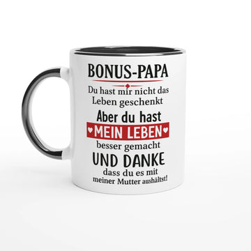 Weiße Keramiktasse mit dem herzlichen Spruch für den Bonus-Papa: Du hast mir nicht das Leben geschenkt, aber du hast MEIN LEBEN besser gemacht UND DANKE, dass du es mit meiner Mutter aushältst! Die Tasse dient als emotionales Dankeschön-Geschenk für den Stiefvater.