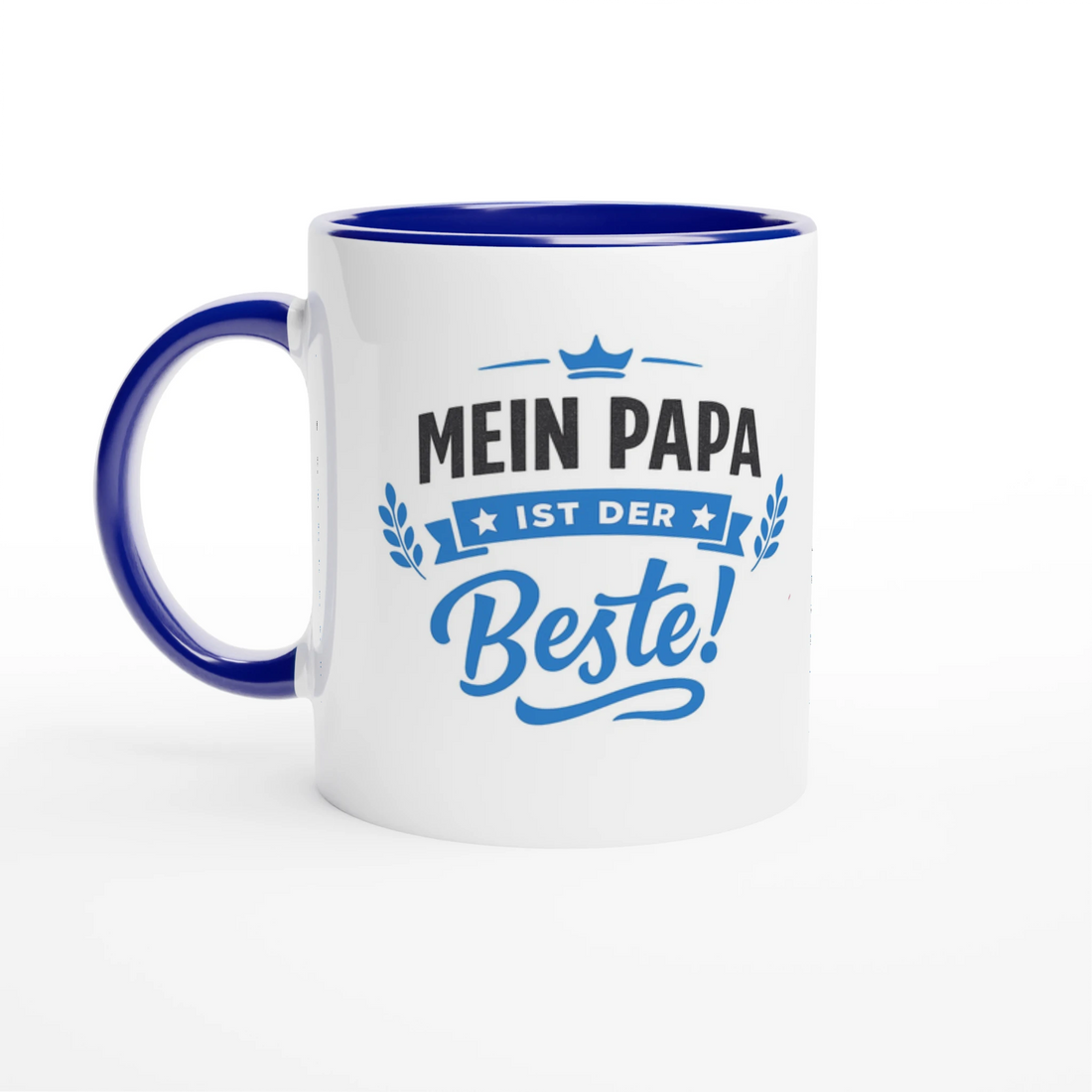 Grafisches Design für eine Tasse: Schriftzug 'Mein Papa ist der Beste!' in Blau und Schwarz. Über dem Text ist eine kleine blaue Krone abgebildet, links und rechts befinden sich stilisierte blaue Lorbeerzweige. Der Stil ist modernes Lettering auf weißem Hintergrund.