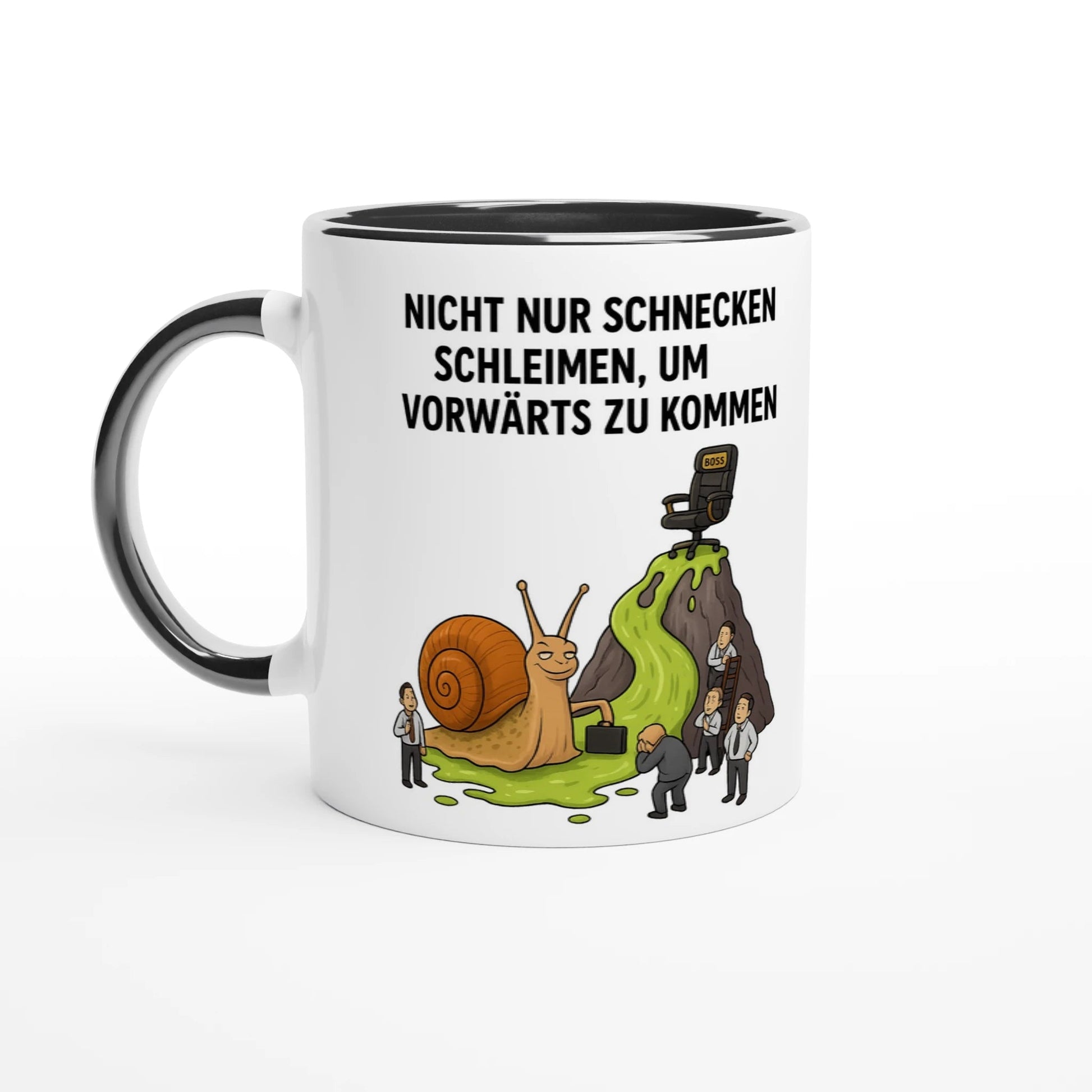 Weiße Tasse mit schwarzem Henkel und Innenrand. Das Motiv zeigt eine Illustration einer großen Schnecke mit Aktentasche auf einer grünen Schleimspur, die einen Berg zu einem „Boss“-Stuhl erklimmt. Daneben stehen frustrierte Büroangestellte. Darüber steht der Text: „NICHT NUR SCHNECKEN SCHLEIMEN, UM VORWÄRTS ZU KOMMEN“.
