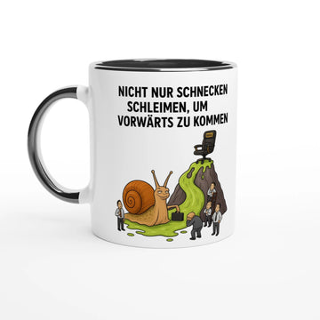 Weiße Tasse mit schwarzem Henkel und Innenrand. Das Motiv zeigt eine Illustration einer großen Schnecke mit Aktentasche auf einer grünen Schleimspur, die einen Berg zu einem „Boss“-Stuhl erklimmt. Daneben stehen frustrierte Büroangestellte. Darüber steht der Text: „NICHT NUR SCHNECKEN SCHLEIMEN, UM VORWÄRTS ZU KOMMEN“.