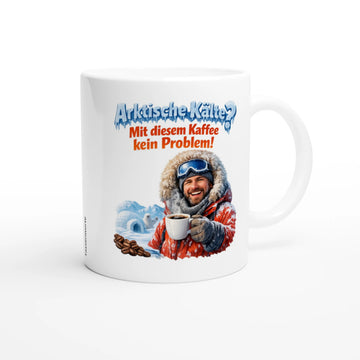 Weiße Keramiktasse von Tassenworte mit dem Text „Arktische Kälte? Mit diesem Kaffee kein Problem!“. Das Motiv zeigt einen lächelnden Mann in einer roten Winterjacke mit Pelzkapuze, der eine dampfende Tasse hält, im Hintergrund ein Iglu, Eisberge und Kaffeebohnen.