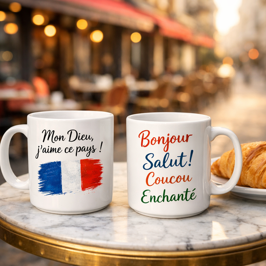 Weiße Keramiktassen mit französischen Worten Bonjour Salut Coucou und Frankreich Flagge – Geschenk für Frankreich Liebhaber und Französisch Fans. Auf der Rückseite der Tasse ist die französische Flagge zu sehen in einem stilvollen Pinselstrich Style.