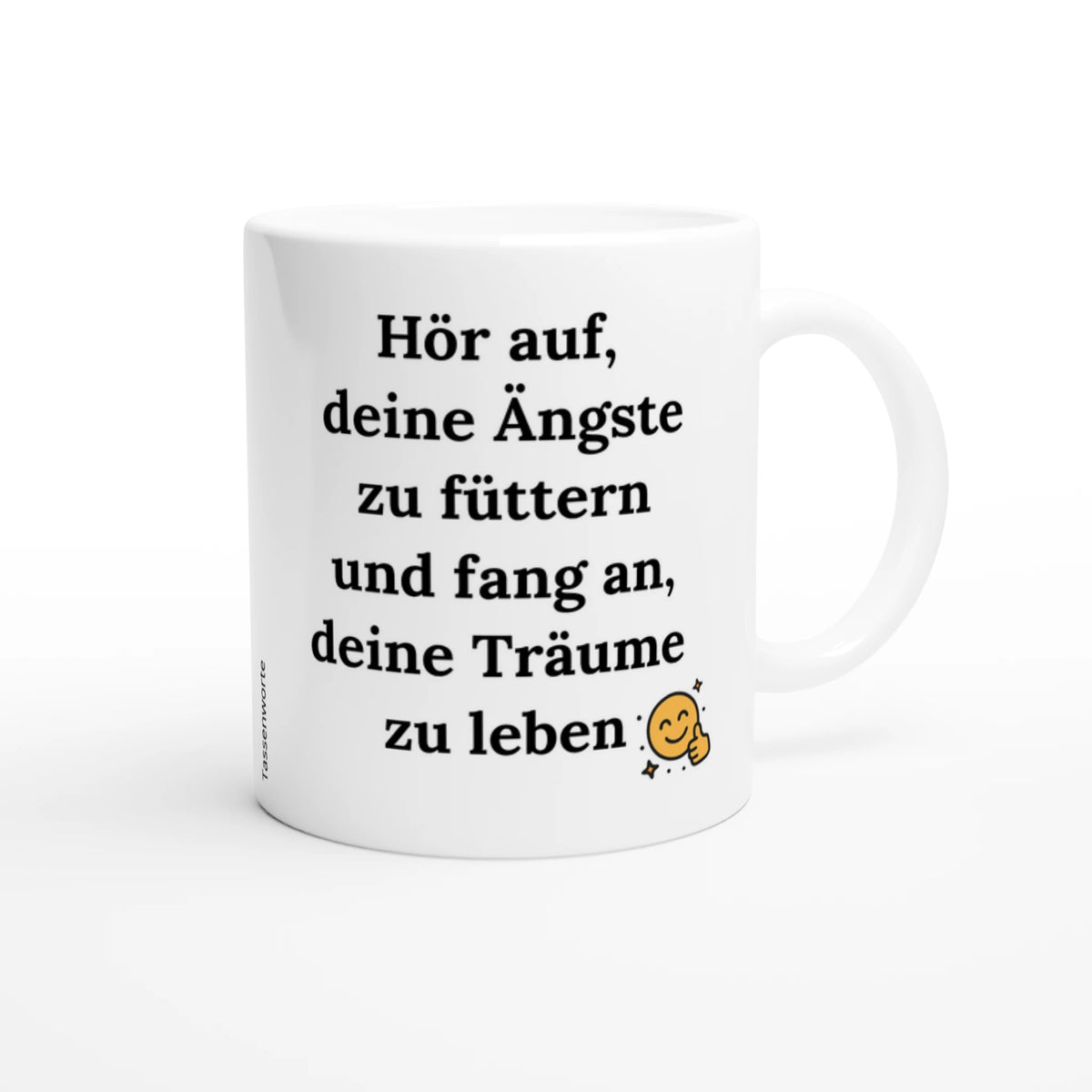 Weiße Keramiktasse mit schwarzem Aufdruck: 'Hör auf, deine Ängste zu füttern und fang an, deine Träume zu leben' und einem Daumen-hoch-Emoji.