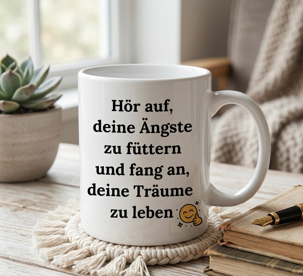 Inspirierende Kaffeetasse mit Motivationsspruch auf einem hellen Holztisch neben einem alten Buch, einer Feder und einer Sukkulente in gemütlicher Atmosphäre