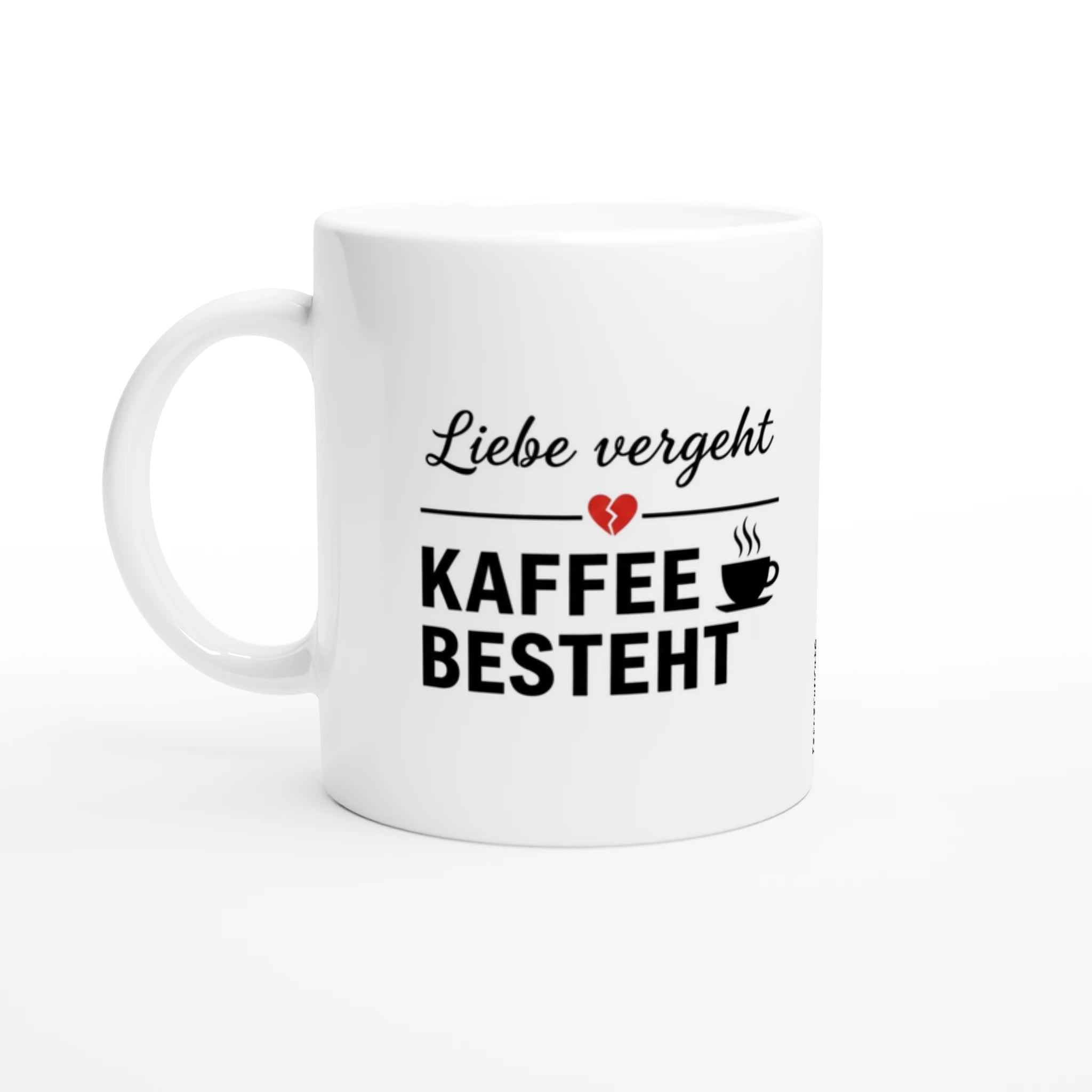 Minimalistisches Grafikdesign auf weißem Hintergrund für eine Tasse. Der Text oben lautet „Liebe vergeht“ in eleganter Schreibschrift, darunter ein rotes, gebrochenes Herz. In der Mitte steht groß und fett „KAFFEE BESTEHT“ in schwarzen Druckbuchstaben, daneben eine kleine schwarze Kaffeetasse mit Dampf-Illustration.