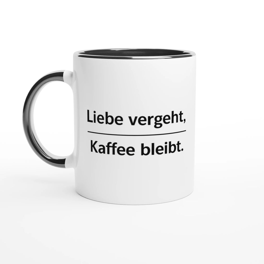 Minimalistische weiße Keramiktasse mit humorvollem Kaffee-Spruch „Liebe vergeht. Kaffee bleibt.“