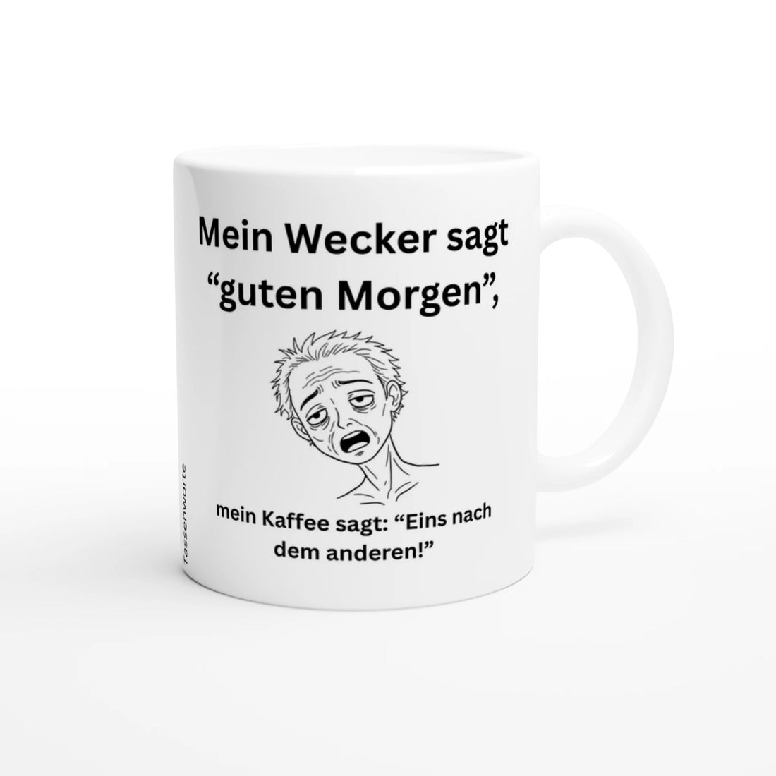 Illustration eines völlig übermüdeten Menschen mit zerzaustem Haar und leerem Blick. Darüber steht der Text „Mein Wecker sagt ‚guten Morgen‘“, darunter „mein Kaffee sagt: ‚Eins nach dem anderen!‘“. Humorvolles Tassendesign für Morgenmuffel und Kaffeeliebhaber.