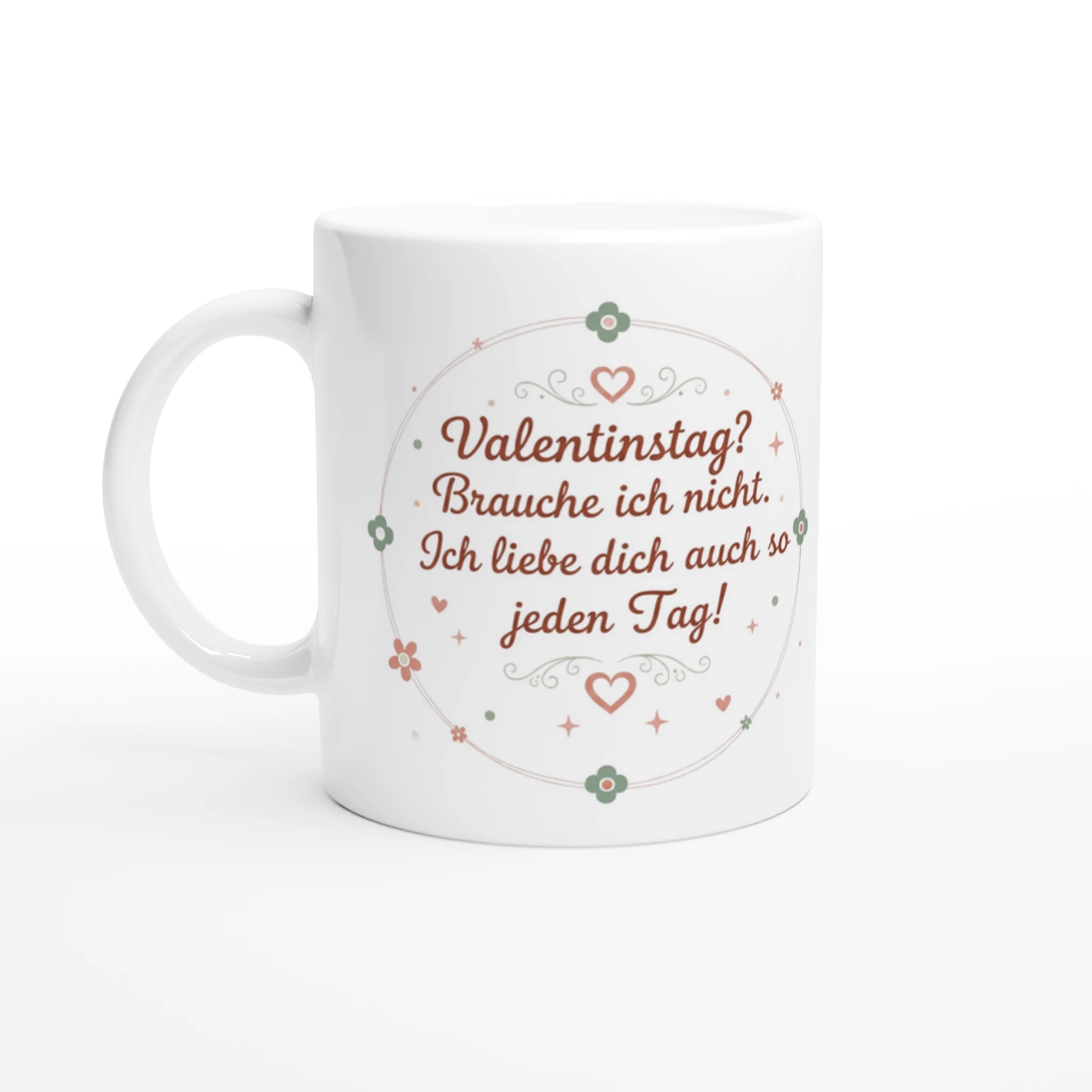 Florales Grafik-Design auf weißem Hintergrund mit dem Text „Valentinstag? Brauche ich nicht. Ich liebe dich auch so jeden Tag!“. Der Spruch ist in einer eleganten, braunen Schreibschrift verfasst und wird von einem zarten Kreis aus Frühlingsblumen, Herzen und Sternen in Rosa- und Salbeitönen umrahmt.