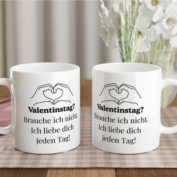 Eine Illustration von zwei Händen, die gemeinsam ein Herz formen. Darunter steht in schwarzer Schrift der Text: „Valentinstag? Brauche ich nicht. Ich liebe dich jeden Tag!“