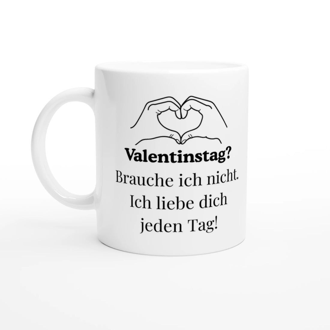Weiße Kaffeetasse mit minimalistischer Herz-Handzeichnung und Spruch „Valentinstag? Brauche ich nicht. Ich liebe dich jeden Tag!“ – humorvolle Valentinstags-Tasse