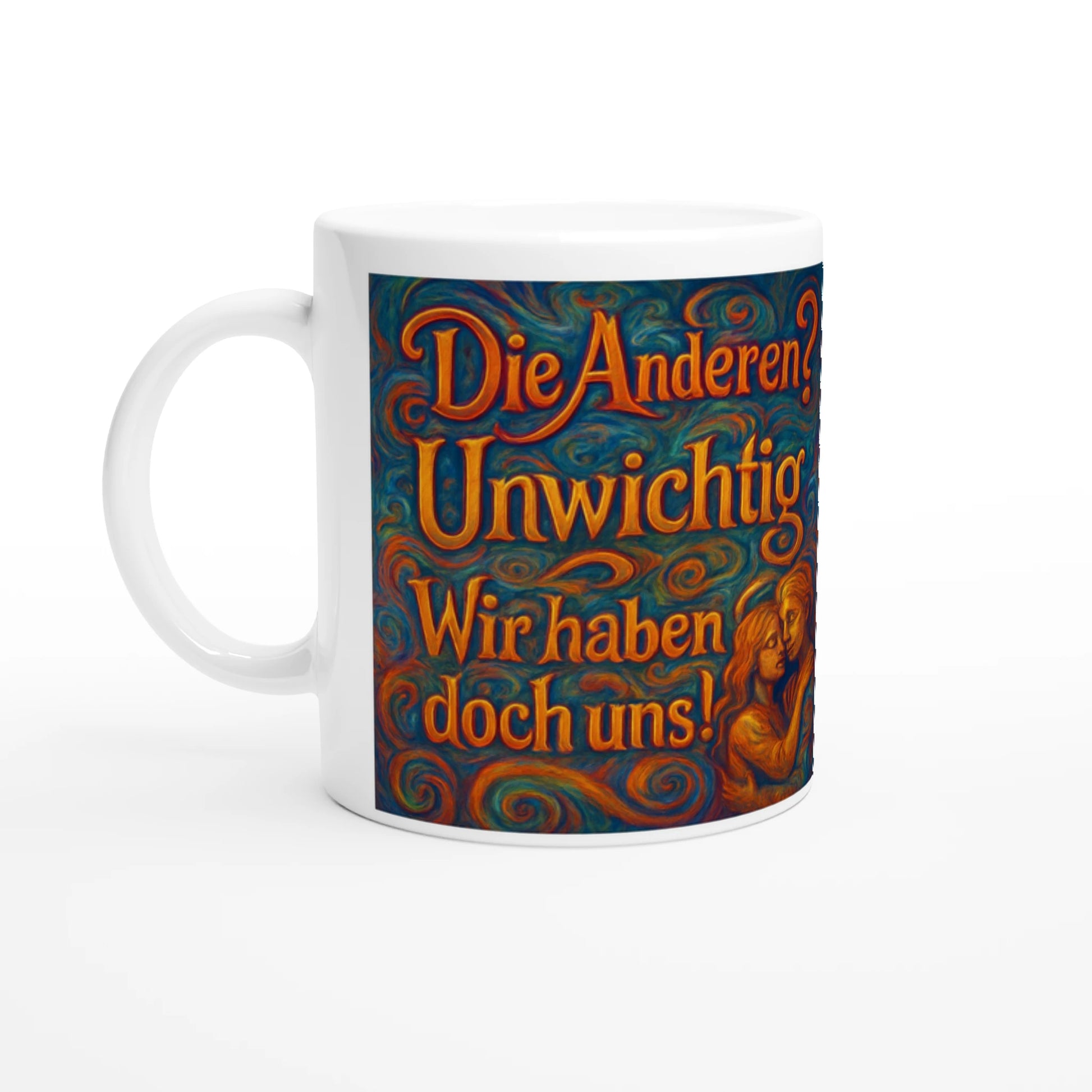„Weiße Keramiktasse auf weißem Hintergrund mit einem farbenfrohen, kunstvollen Aufdruck im Wirbel-Stil. Der Text lautet: ‚Die Anderen? Unwichtig. Wir haben doch uns!‘. Rechts unten ist eine stilisierte Illustration eines sich umarmenden Paares zu sehen.“