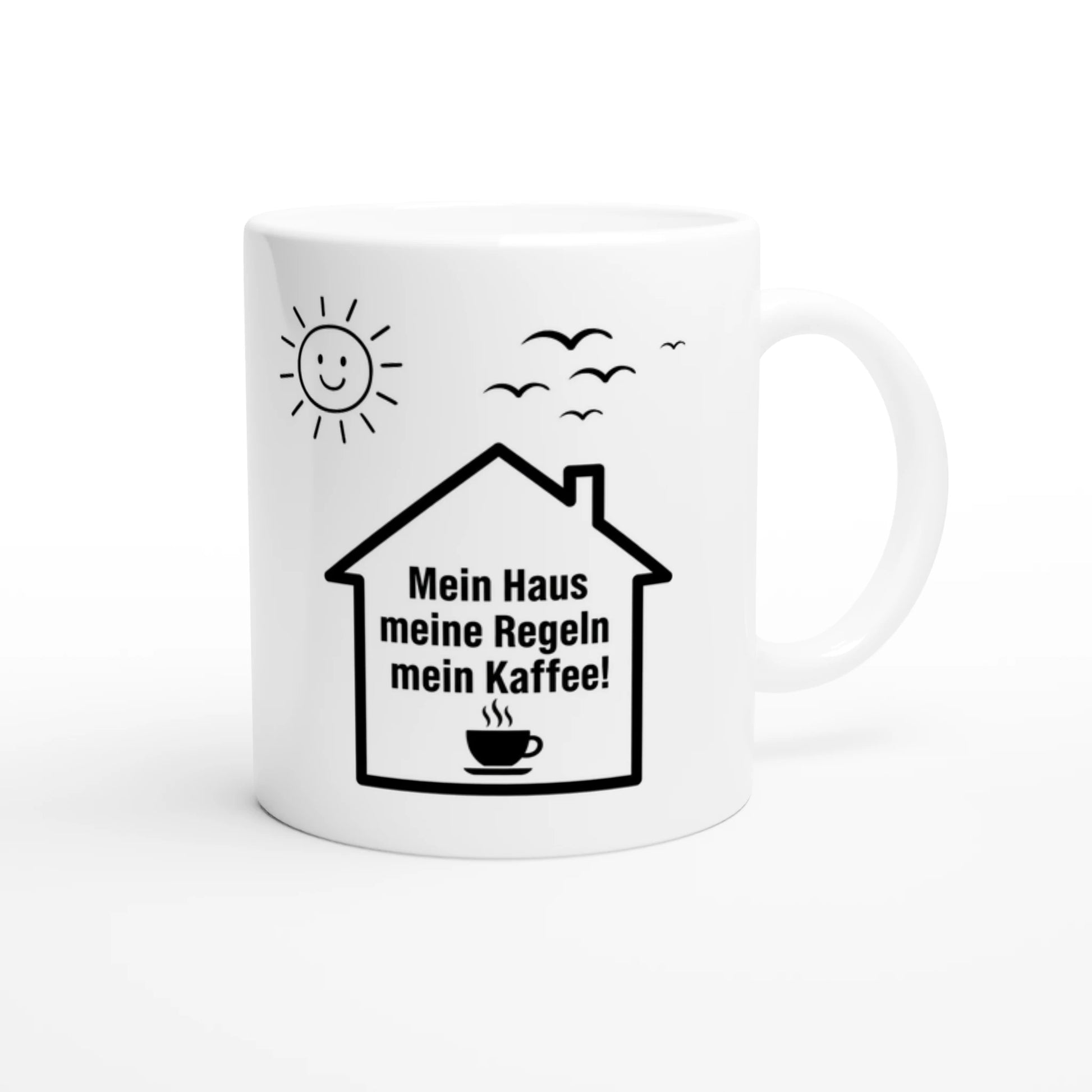 Weiße Keramiktasse mit schwarzem Aufdruck 'Mein Haus, meine Regeln, mein Kaffee', minimalistisches Statement-Design, Geschenk für Hausbesitzer und Kaffeeliebhaber.
