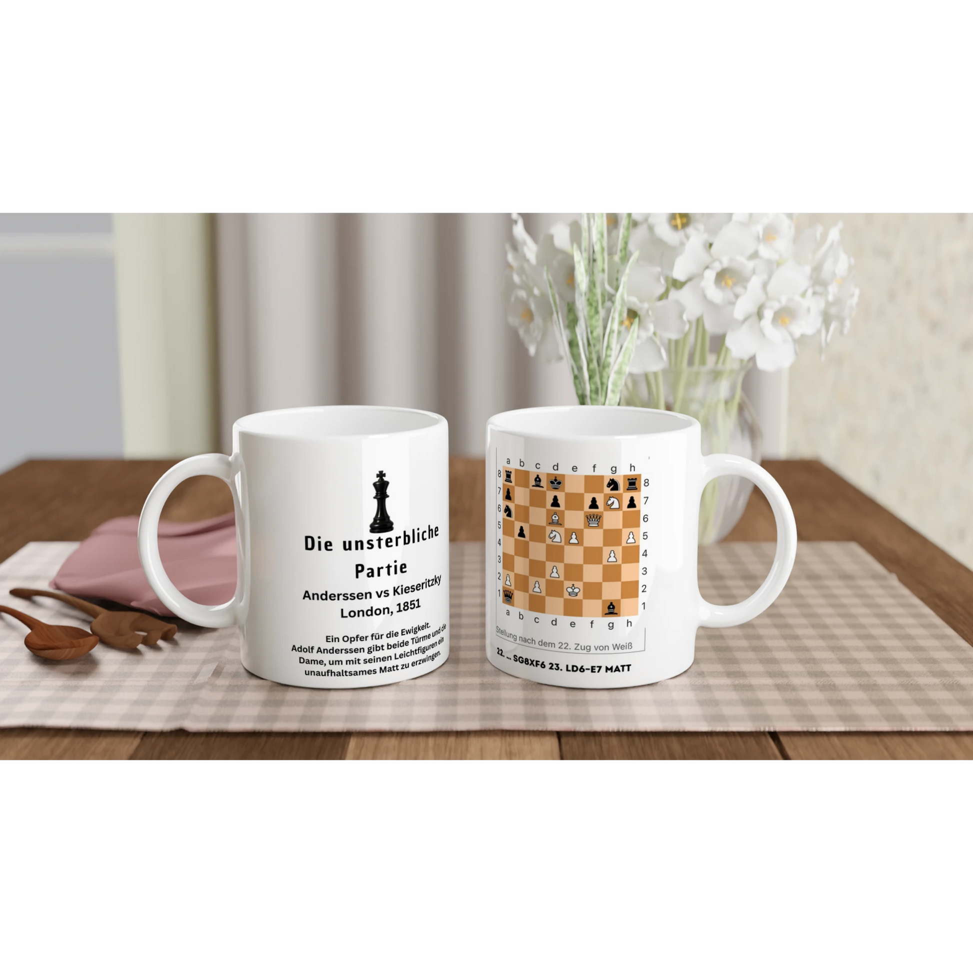 Zwei weiße Keramiktassen auf einem gedeckten Tisch. Die linke Tasse zeigt Textdetails zur Partie Kasparow gegen Topalow (1999), die rechte Tasse zeigt das dazugehörige Schachbrett-Diagramm mit der Stellung nach Zug 23.