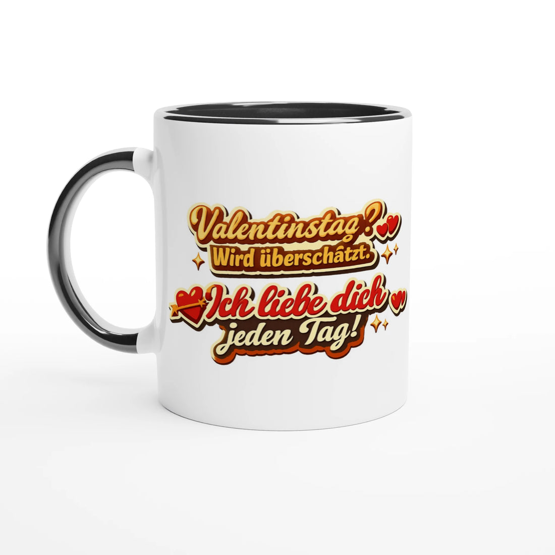 Produkt-Mockup einer Tasse mit dem Spruch „Valentinstag? Wird überschätzt. Ich liebe dich jeden Tag!“. Weiße Keramiktasse mit schwarzem Henkel im Retro-Design auf einem Holztisch in gemütlicher Wohnzimmer-Atmosphäre. Ideal als Geschenk zum Valentinstag oder Jahrestag.