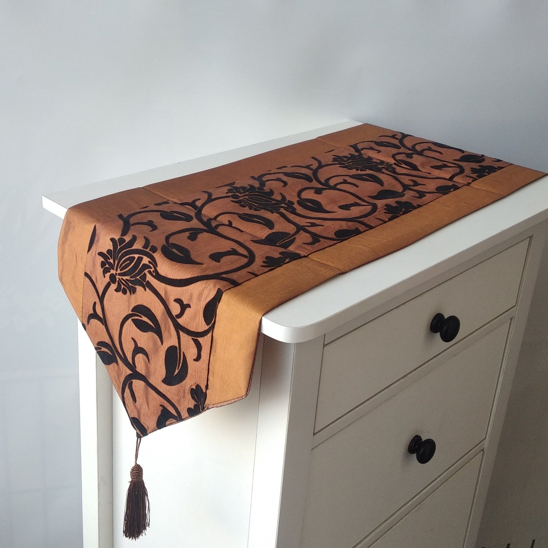 Modern Silk Coffee Table Runner - Tassenworte