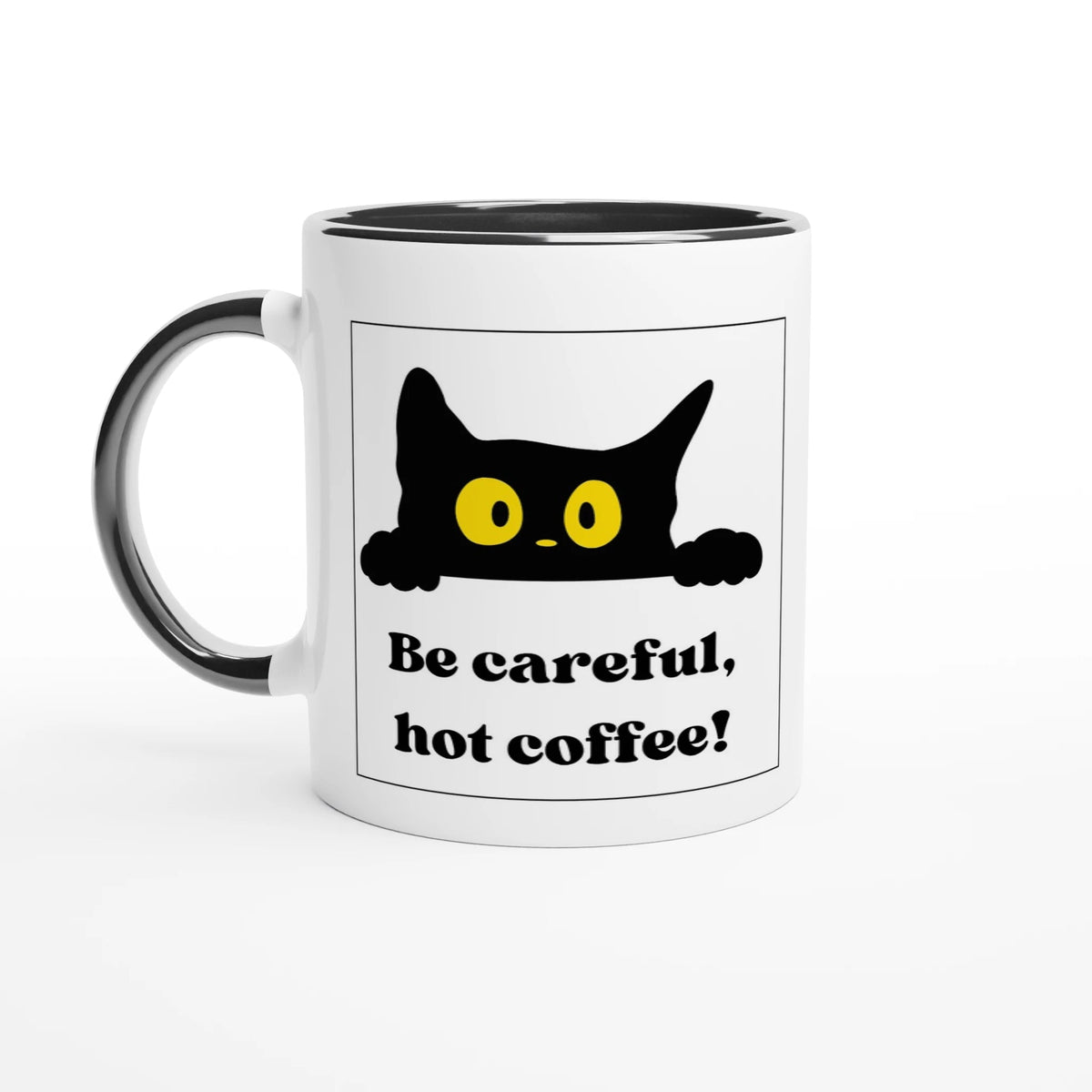 Weiße Keramiktasse mit schwarzem Akzent an Henkel und Rand. Das Motiv zeigt innerhalb eines schwarzen Rahmens eine hervorguckende schwarze Katze mit großen, gelben Augen. Darunter steht in fetter, schwarzer Serif-Schrift die Warnung „Be careful, hot coffee!“.